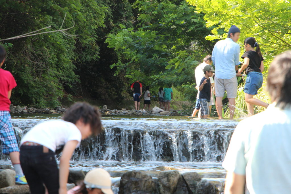 川遊びが出来る公園。箕面西公園(箕面川親水公園)|箕面mikke